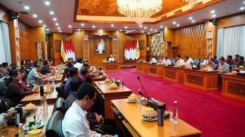 Gubernur Bali Wayan Koster rapat bersama Sekda Bali Dewa Made Indra, DPMTSTP kabupaten/kota se-Bali, dan Tim Pengkaji Regulasi OSS, di Rumah Jabatan Gubernur Bali, Jaya Sabha, Denpasar, Jumat (10/10/2025). (Dok. Pemprov Bali)