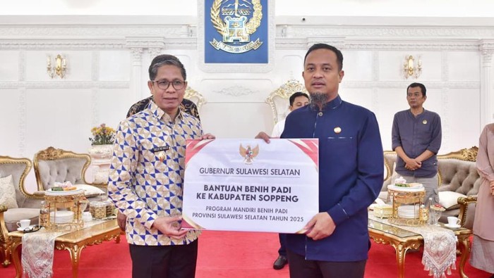 Gubernur Sulsel Andi Sudirman Sulaiman memberikan bantuan benih padi kepada Wabup Soppeng Selle KS Dalle.