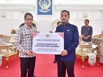 Gubernur Sulsel Salurkan Bantuan Benih Padi untuk Sidrap dan Soppeng