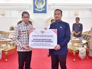 Gubernur Sulsel Salurkan Bantuan Benih Padi untuk Sidrap dan Soppeng