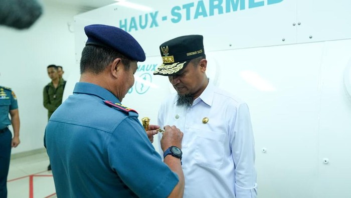 Gubernur Sulsel Andi Sudirman Sulaiman menerima tanda Brevet Kehormatan Hiperbarik dari TNI AL.