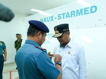 Gubernur Sulsel Terima Brevet Kehormatan Hiperbarik dari TNI AL