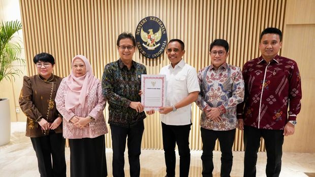 Gubernur Sulteng Anwar Hafid saat menemui Menkes Budi Gunadi Sadikin. Dokumen Istimewa