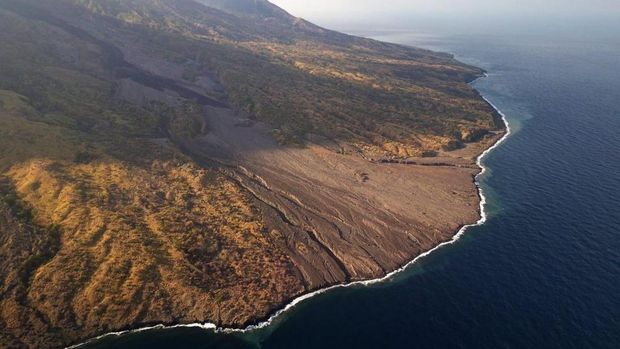 Gunung Sangeang Api atau Sangeang di Pulau Sangeang, Kabupaten Bima, NTB. (Dok jadesta.kemenparekraf.go.id)