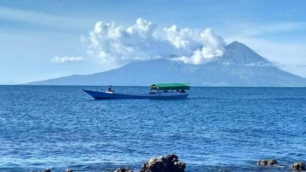 Gunung Sangeang Api atau Sangeang di Pulau Sangeang, Kabupaten Bima, NTB. (Dok jadesta.kemenparekraf.go.id)