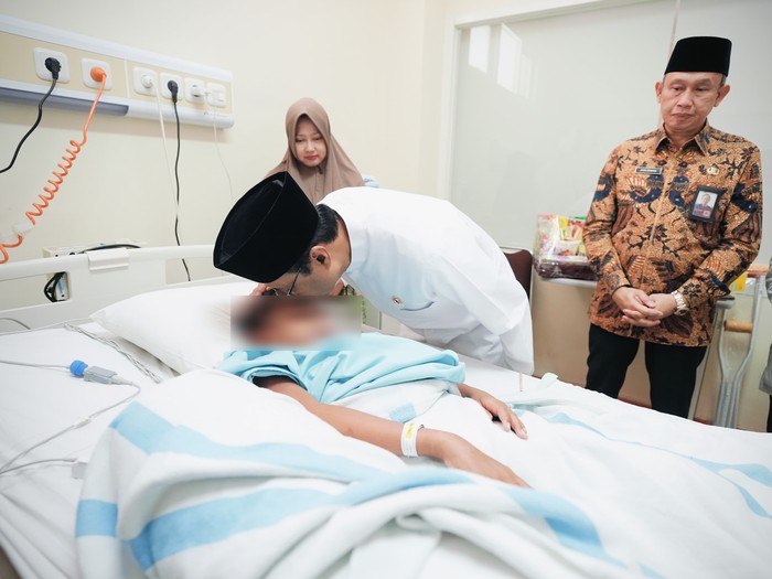 Gus Ipul jenguk korban ponpes ambruk.