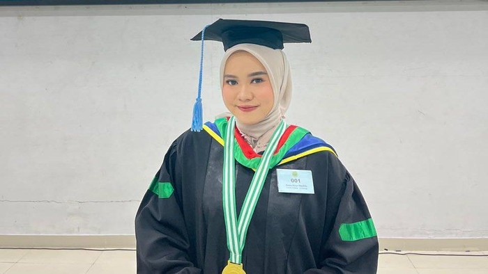 Hawa, wisudawan terbaik UNJ yang tempuh 80 km sehari-hari untuk kuliah.