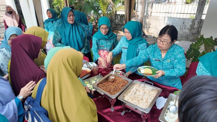 Hesti Haris saat menghidangkan sarapan murah buat warga