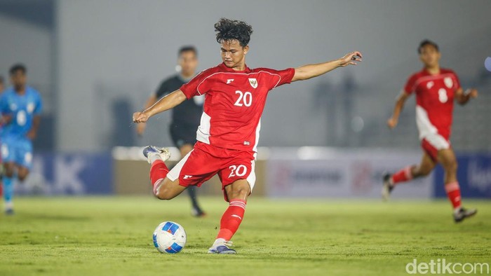 Hokky Caraka menendang bola ke gawang Timnas India di Stadion Madya, Jakarta, Jumat (10/10/2025).