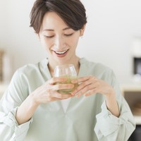 5 Minuman yang Baik untuk Kesehatan Pencernaan, Atasi Perut Kembung