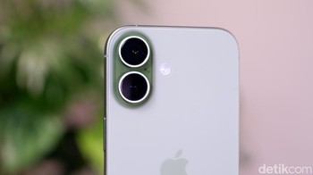Kamera belakang iPhone 17 pakai sensor 48MP Fusion utama dengan lensa telephoto optik 2x built-in, setara delapan lensa virtual. Hasil foto tajam di kondisi low-light, plus macro detail hingga 2cm. Fitur Dual Capture rekam video 4K Dolby Vision depan-belakang sekaligus, sempurna untuk vlogger yang ingin reaksi real-time. Selfie naik level dengan kamera depan 18MP baru, dilengkapi Center Stage AI yang otomatis zoom dan rotasi untuk grup foto. Foto: Adi Fida Rahman/detikINET