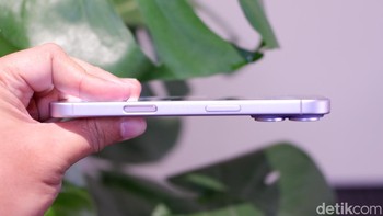 Ditenagai chip A19 Bionic 3nm, iPhone 17 menawarkan peningkatan 20% kecepatan CPU dan 30% GPU dibanding A18. Dukungan 8 GB RAM memastikan multitasking lancar, termasuk editing video 4K. Neural Engine 16-core mendukung fitur AI seperti Siri yang lebih pintar. Foto: Adi Fida Rahman/detikINET