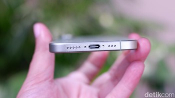 iPhone 17 punya baterai yang menawarkan daya tahan hingga 22 jam streaming video—naik 10% dari iPhone 16. Pengisian cepat 50% dalam 30 menit via MagSafe 25W, plus wireless charging 15W. Fitur Optimized Battery menghemat daya berdasarkan pola penggunaan. Ini memastikan perangkat tetap on sepanjang hari tanpa khawatir. Foto: Adi Fida Rahman/detikINET