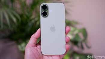 Modem Qualcomm terbaru dukung 5G mmWave ultra-cepat, Wi-Fi 7 untuk download gigabit, dan Bluetooth 6.0. Ultra Wideband gen-2 tingkatkan AirTag tracking akurat. Fitur satelit Emergency SOS gratis satu tahun lagi, plus Crash Detection via dual-frequency GPS, bikin iPhone 17 andal di daerah terpencil. Foto: Adi Fida Rahman/detikINET