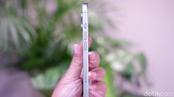 iPhone 17 pakai bingkai aluminium ringan dengan back glass Ceramic Shield 2, tahan jatuh hingga 2 meter. Desain plateau belakang akomodasi antena perimeter untuk sinyal optimal, plus tombol Action customizable. Foto: Adi Fida Rahman/detikINET