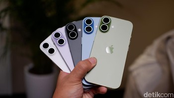iPhone 17 memiliki warna lima warna menggoda yang bisa disesuikan dengan gaya pengguna, yakni Lavender, Mist Blue (biru kabut), Sage (hijau sage), White (putih), dan Black (hitam). Foto: Adi Fida Rahman/detikINET