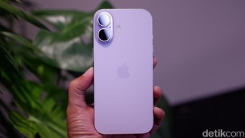 iPhone 17 memiliki dimensi 149.6 x 71.5 x 7.95 mm dengan berat 177 gram, membuatnya lebih ringan dan nyaman digenggam. Desain unibody aluminium ini 1 mm lebih tipis dari iPhone 16, sementara varian Air bahkan hanya 5.6 mm tebal untuk portabilitas maksimal. Foto: Adi Fida Rahman/detikINET