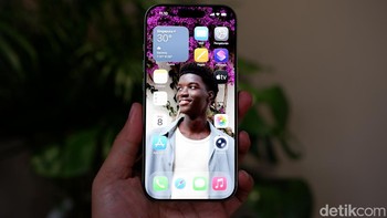 iPhone 17 dilengkapi layar Super Retina XDR 6.3 inci dengan teknologi ProMotion 120Hz untuk scrolling halus. Kecerahan puncak mencapai 2.000 nits, ideal untuk penggunaan outdoor. Resolusi 1170 x 2532 piksel mendukung HDR, sementara Always-On Display menampilkan notifikasi tanpa mengganggu. Fitur ini membuat pengalaman visual lebih imersif, terutama untuk gaming dan streaming. Foto: Adi Fida Rahman/detikINET