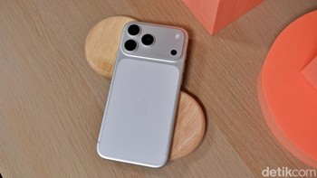 Jantungnya adalah chip A19 Pro dengan 6-core CPU (2 performance + 4 efficiency), 6-core GPU dengan Neural Accelerators, dan 16-core Neural Engine yang 40% lebih kencang dari generasi sebelumnya. Alhasil bisa handle multitasking berat, ray tracing hardware-accelerated untuk game seperti Arknights: Endfield, plus dukungan Apple Intelligence untuk fitur AI seperti Live Translation dan visual intelligence di iOS 26. Foto: Adi Fida Rahman/detikINET