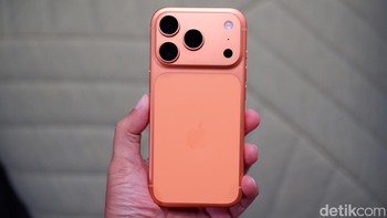 Pelindung kaca depan dan belakang pakai Ceramic Shield generasi kedua. Baik iPhone 17 Pro dan Pro Max sudah mengantongi IP68 water and dust resistance, membuatnya tahan hingga 6 meter air selama 30 menit. Plus, vapor chamber laser-welded untuk pendinginan, bikin HP nggak panas saat gaming berjam-jam. Antena terintegrasi di perimeter frame juga ningkatin sinyal 5G dan Wi-Fi sampai 25% lebih stabil di area padat seperti Jakarta. Foto: Adi Fida Rahman/detikINET