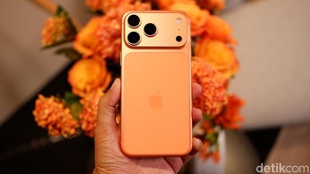 Ini varian Cosmic Orange. Warna Cosmic Orange di iPhone 17 Pro bukan sekadar oranye, tapi nuansa kosmik yang bold dan eye-catching, seperti matahari terbenam di galaksi. Cocok buat kamu yang ingin standout di keramaian Foto: Adi Fida Rahman/detikINET