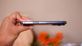 Rangkanya terbuat dari solid aluminum aerospace-grade. Perubahan besar dari titanium di generasi sebelumnya, alasannya bikin bodi nggak cuma stylish, tapi juga maksimalkan ruang untuk baterai lebih besar dan thermal yang lebih baik, cocok buat gaming atau editing berjam-jam tanpa overheat.  Foto: Adi Fida Rahman/detikINET