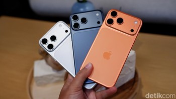 iPhone 17 Pro dan 17 Pro Max punya kesamaan pada tampilannya, pembedanya hanya dimensi dan beratnya saja. Foto: Adi Fida Rahman/detikINET