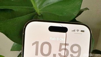 iPhone Air hadir dengan layar Super Retina XDR berukuran 6,5 inci yang mendukung ProMotion hingga 120Hz untuk pengalaman scrolling halus. Layar depan dilindungi Ceramic Shield 2 yang tahan gores 3x lebih baik Foto: Adi Fida Rahman/detikINET