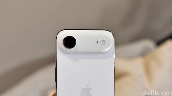 Bagian belakang terdapat tonjolan yang disebut Plateau. Apple menyematkan kamera belakang 48MP Fusion Camera yang revolusioner. Lensa tunggal ini setara empat lensa konvensional, menghasilkan gambar tajam dengan Photonic Engine untuk detail optimal di segala cahaya, plus Deep Fusion untuk kondisi sedang.Di depan, kamera 18MP Center Stage elevasi selfie dengan auto-framing cerdas. Foto: Adi Fida Rahman/detikINET