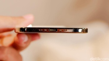 Baterai iPhone Air memiliki kapasitas sebesar 3.149 mAh, yang terungkap berkat regulasi Uni Eropa. Meskipun kapasitasnya termasuk kecil jika dibandingkan seri iPhone lain, namun daya tahan baterainya diklaim mampu bertahan hingga 27 jam untuk pemutaran video berkat efisiensi dari chip A19 Pro. Foto: Adi Fida Rahman/detikINET