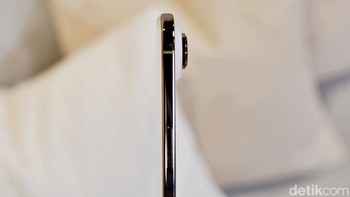 iPhone Air menjadi iPhone paling tipis yang pernah dibuat Apple dengan ketebalan hanya 5,6 mm. Desain super ramping ini tercapai berkat penggunaan rangka titanium dan kaca Ceramic Shield generasi baru, membuatnya tetap kokoh meski ultra-tipis. Bobotnya ringan, hanya 165 gram, memberi sensasi nyaman saat digenggam.  Foto: Adi Fida Rahman/detikINET