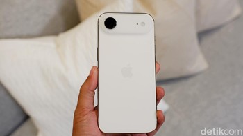 Jantung iPhone Air adalah chip A19 Pro, yang menawarkan CPU 6-core. Membawa peningkatan hingga 40% lebih cepat daripada A18 Pro di iPhone 16 Pro. Memastikan multitasking lancar, sementara efisiensi daya membuatnya menjadi iPhone paling hemat energi berkat chip tambahan N1 (untuk Wi-Fi 7 dan Bluetooth 6) dan C1X. Foto: Adi Fida Rahman/detikINET