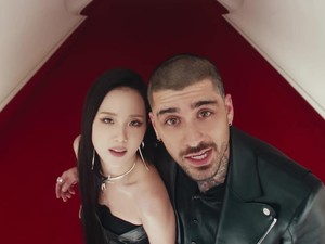Gaya Jisoo BLACKPINK Serasi dengan Zayn Malik, Bergaun Balmain di Eyes Closed