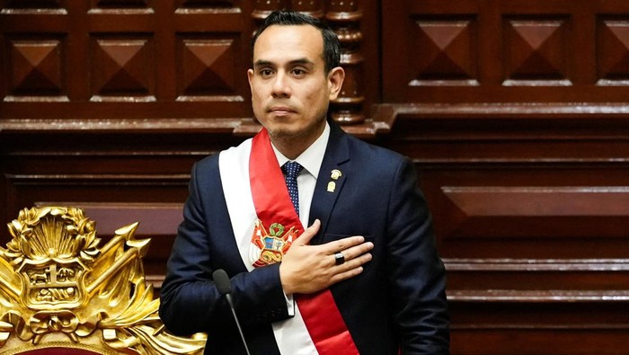 Jose Jeri Jadi Presiden Baru Peru Usai Kongres Lengserkan Boluarte Jose Jeri resmi dilantik sebagai Presiden baru Peru pada Jumat (10/10), beberapa jam setelah Kongres memutuskan untuk menyingkirkan Dina Boluarte dari jabatannya. Langkah cepat ini menandai babak baru dalam dinamika politik Peru yang kembali bergejolak. REUTERS/Angela Ponce