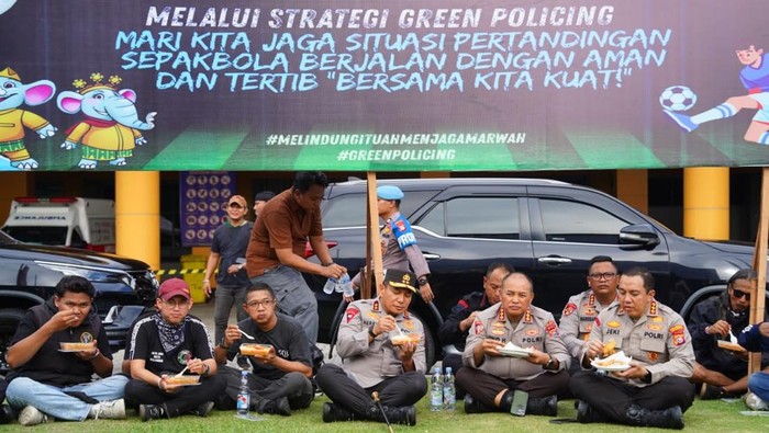 Kapolda Riau Irjen Pol Herry Heryawan mengajak suporter bola makan bareng jelang laga PSPS Pekanbaru Vs Sriwijaya FC.