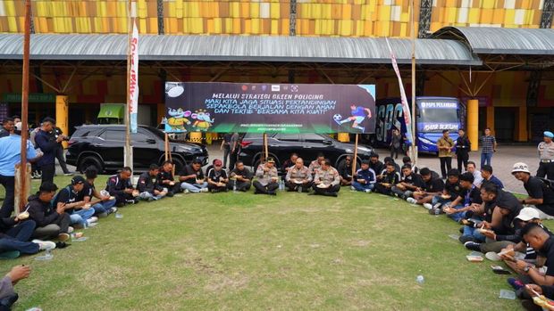 Kapolda Riau Irjen Pol Herry Heryawan mengimbau suporter menjaga sportivitas jelang laga PSPS Pekanbaru Vs Sriwijaya FC, Jumat (10/10/2025).