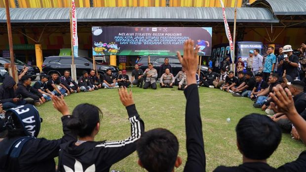 Kapolda Riau Irjen Pol Herry Heryawan mengimbau suporter menjaga sportivitas jelang laga PSPS Pekanbaru Vs Sriwijaya FC, Jumat (10/10/2025).