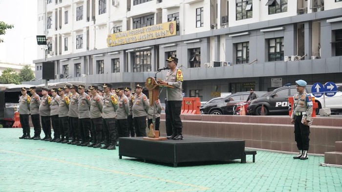 Kapolres Metro Jakarta Barat Kombes Twedi Aditya Bennyahdi pimpin apel bersama Potmas