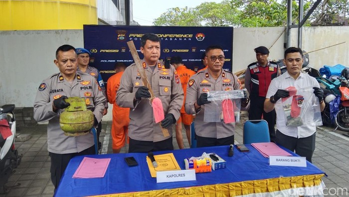 Kapolres Tabanan, AKBP I Putu Bayu Pati (dua dari kiri) didampingi Kapolsek Kediri, Kompol I Nyoman Sukadana (dua dari kanan) saat rilis barang bukti dan tersangka tindak pidana di Mapolsek Kediri, Jumat (10/10/2025).