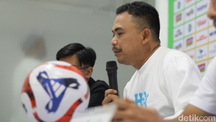 Karteker PSIS, Ega Raka Galih dalam sesi jumpa pers.