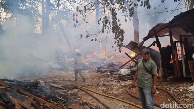 Kebakaran melanda rumah dan lapak barang bekas di kawasan Pengadegan Timur, Pancoran, Jaksel. Sekitar 400 jiwa terdampak kebakaran ini. (Taufiq S/detikcom)