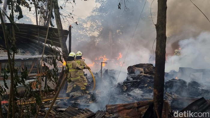 Kebakaran melanda rumah dan lapak barang bekas di kawasan Pengadegan Timur, Pancoran, Jaksel. Sekitar 400 jiwa terdampak kebakaran ini. (Taufiq S/detikcom)