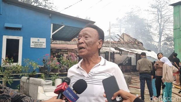 Ketua RT setempat Belly Bachtiar menjelaskan kebakaran rumah dan lapak barang bekas di kawasan Pengadegan Timur, Pancoran, Jaksel. (Taufiq S/detikcom)