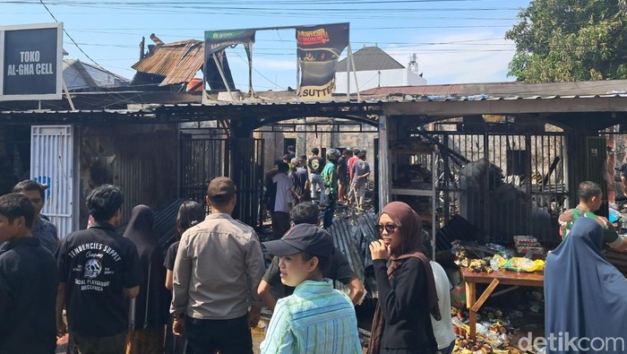 Kebakaran menghanguskan warung coto dan 2 kios di Jalan Pelita Makassar.