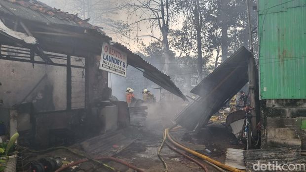 Kebakaran rumah kontrakan hingga lapak barang bekas di kawasan Pengadegan Timur, Pancoran, Jakarta Selatan (Jaksel) telah dipadamkan. (Taufiq S/detikcom)