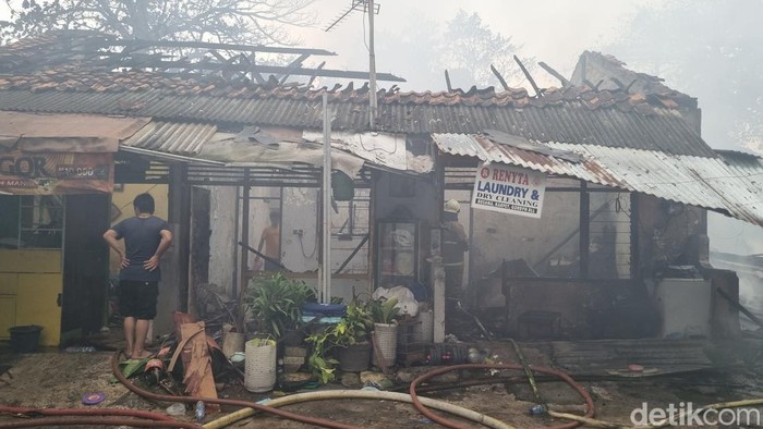 Kebakaran rumah kontrakan hingga lapak barang bekas di kawasan Pengadegan Timur, Pancoran, Jakarta Selatan (Jaksel) telah dipadamkan. (Taufiq S/detikcom)