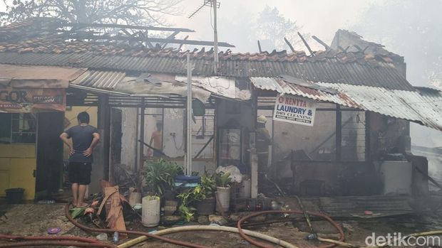 Kebakaran rumah kontrakan hingga lapak barang bekas di kawasan Pengadegan Timur, Pancoran, Jakarta Selatan (Jaksel) telah dipadamkan. (Taufiq S/detikcom)