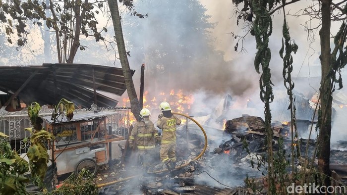Kebakaran terjadi di kawasan Pancoran, Jakarta Selatan (Jaksel). Api membakar rumah kontrakan hingga lapak barang bekas. (Taufiq S/detikcom)