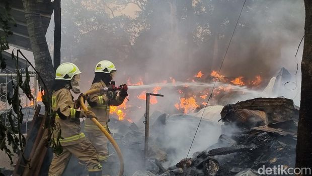 Kebakaran terjadi di kawasan Pancoran, Jakarta Selatan (Jaksel). Api membakar rumah kontrakan hingga lapak barang bekas. (Taufiq S/detikcom)