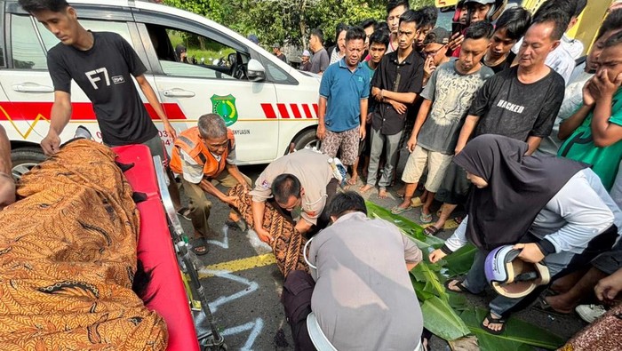 Anggota Satlantas Polres Muba melakukan olah TKP dan mengevakuasi korban